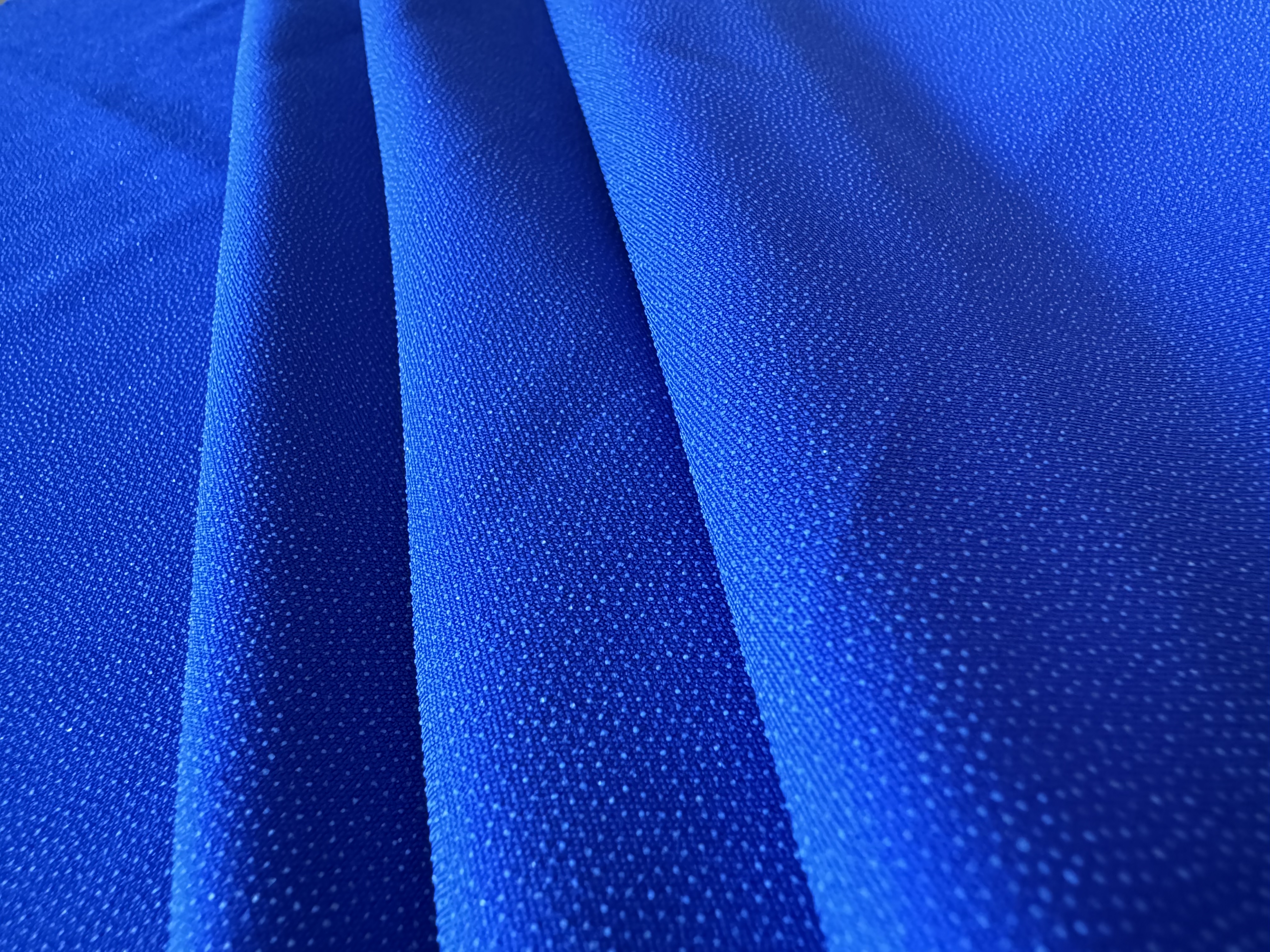 �м���ɫ�r��