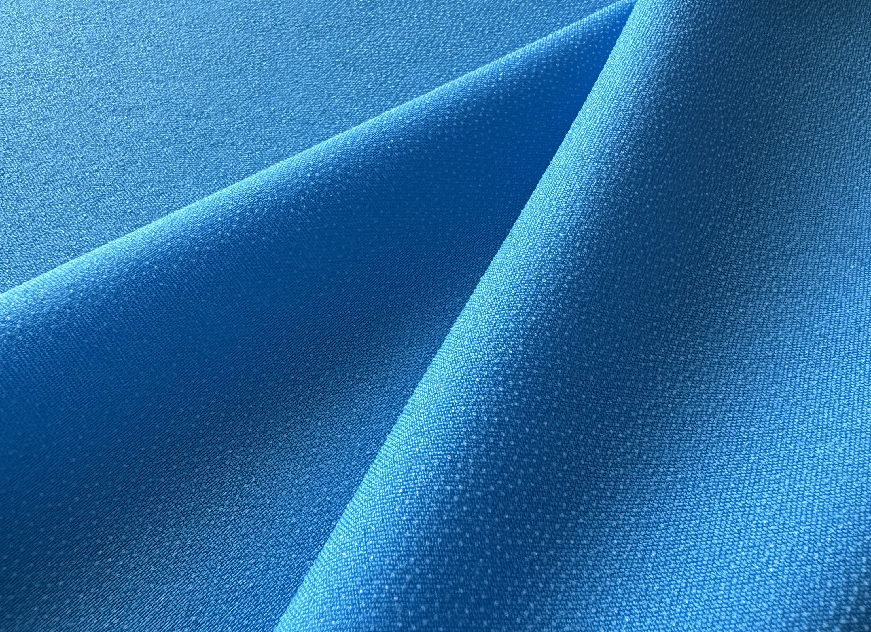 �м���ɫ�r��